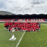 Des joueuses de tout le Valais prennent la pose devant le trophée de l'Euro féminin au Stade de Tourbillon